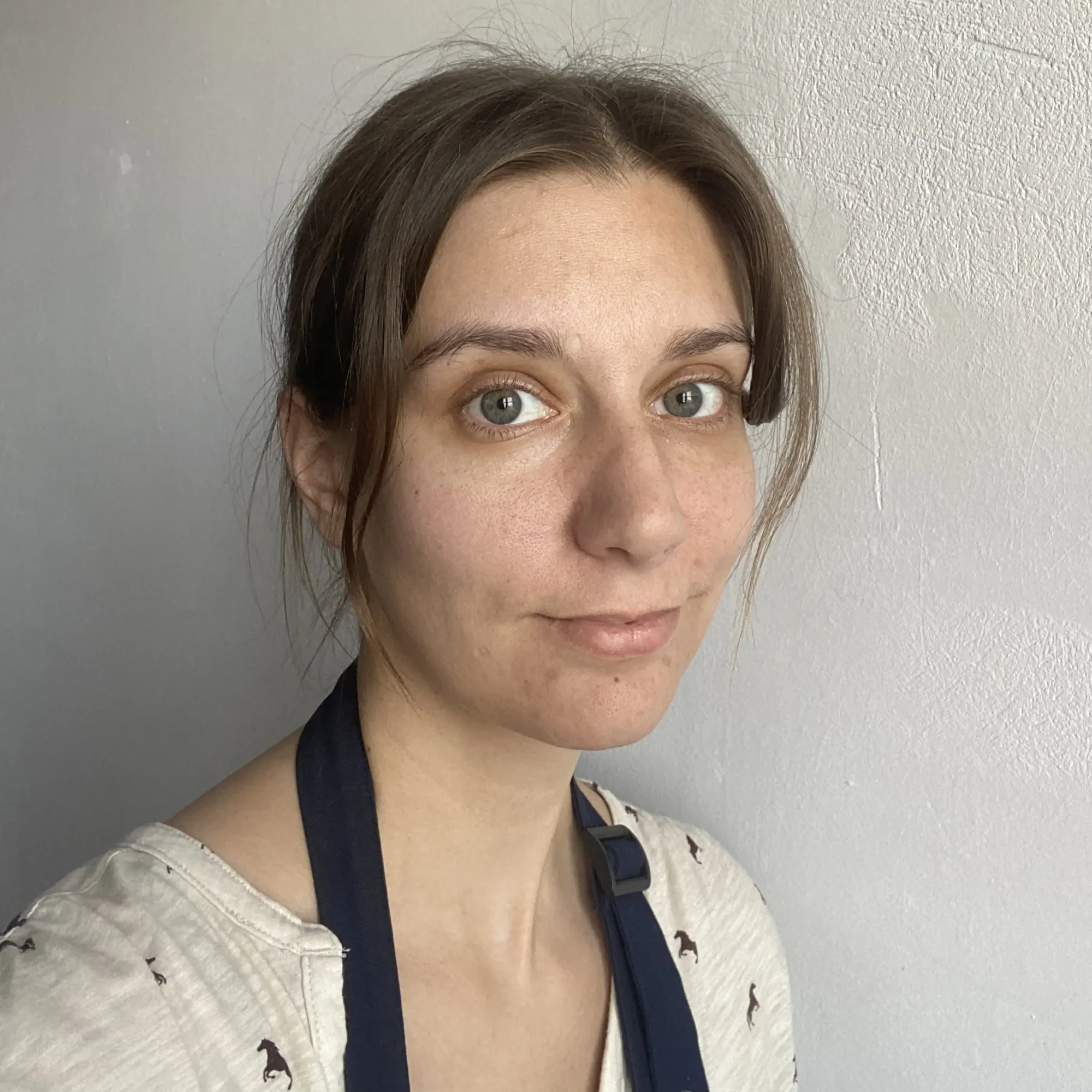 Selfie, na którym widnieje młoda, uśmiechająca się lekko kobieta.