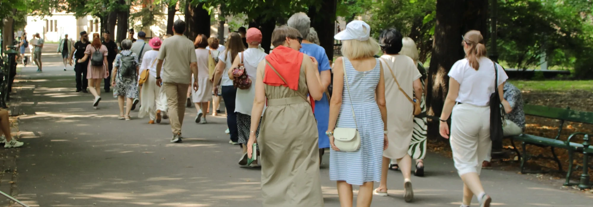 Grupa ludzi na Plantach krakowskich.