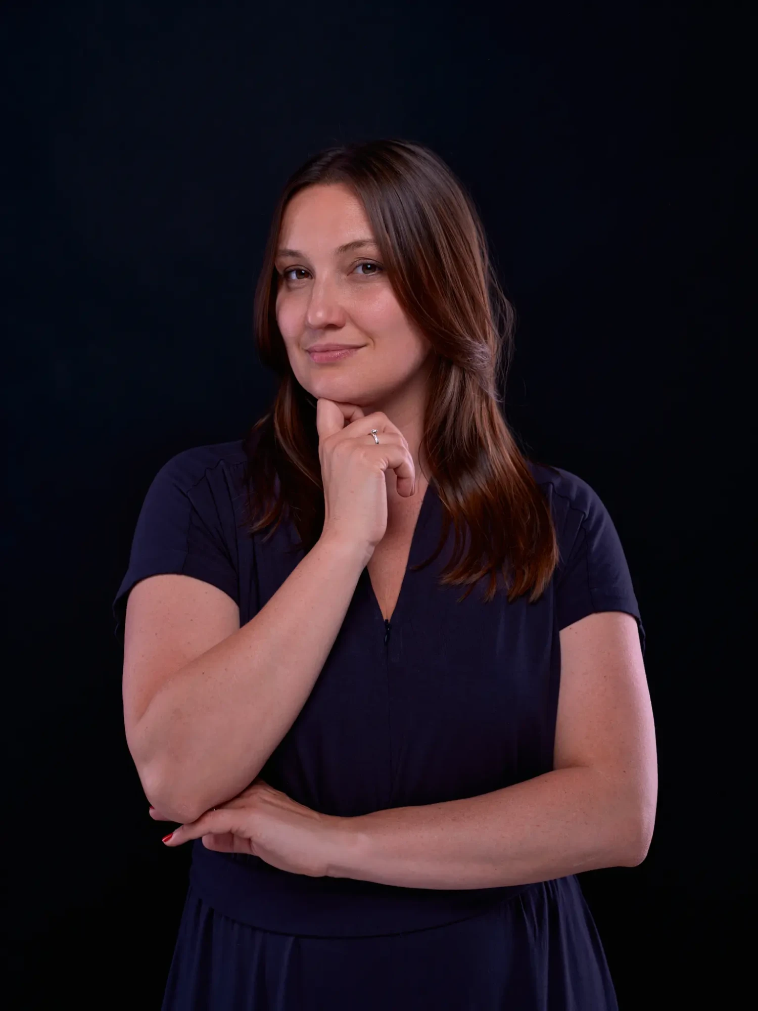 Brązowowłosa kobieta pozująca do zdjęcia.