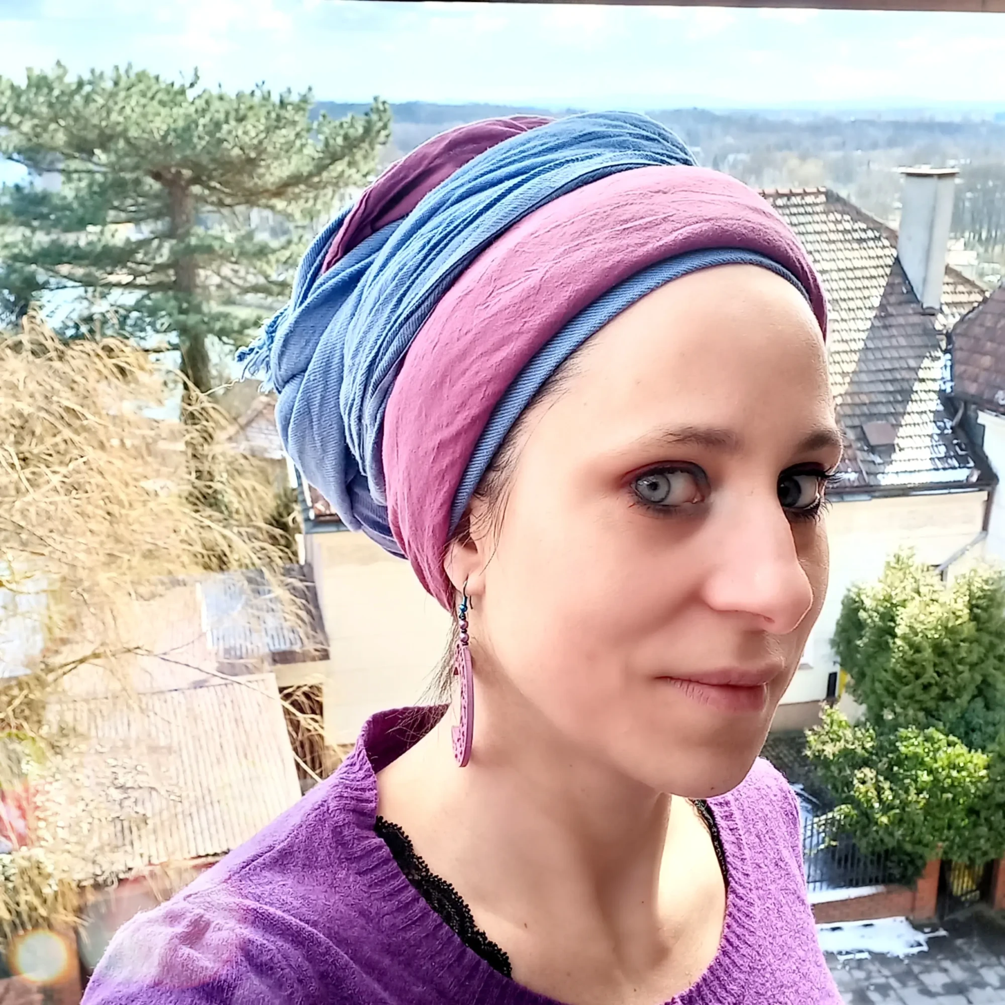 Selfie, kobieta z chustką na głowie.