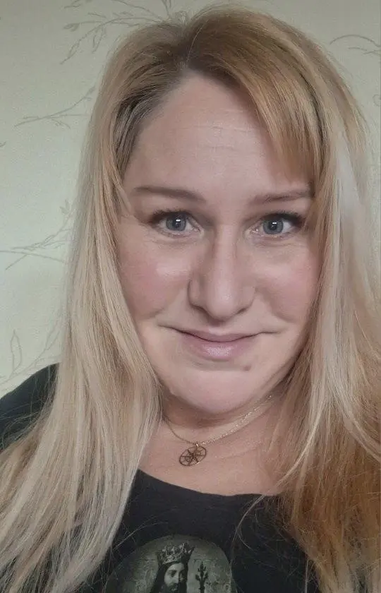 Selfie, kobieta z blond włosami uśmiecha się do zdjęcia.